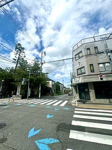 途中の交番とパン屋