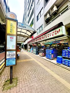 途中のバス停と靴店