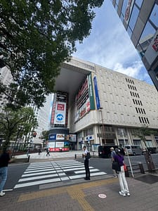 ヨドバシカメラ手前の広場