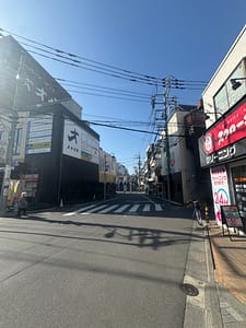 オオゼキとクリーニング店の間の道