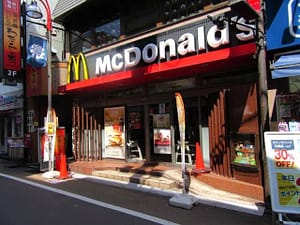 商店街のマクドナルド